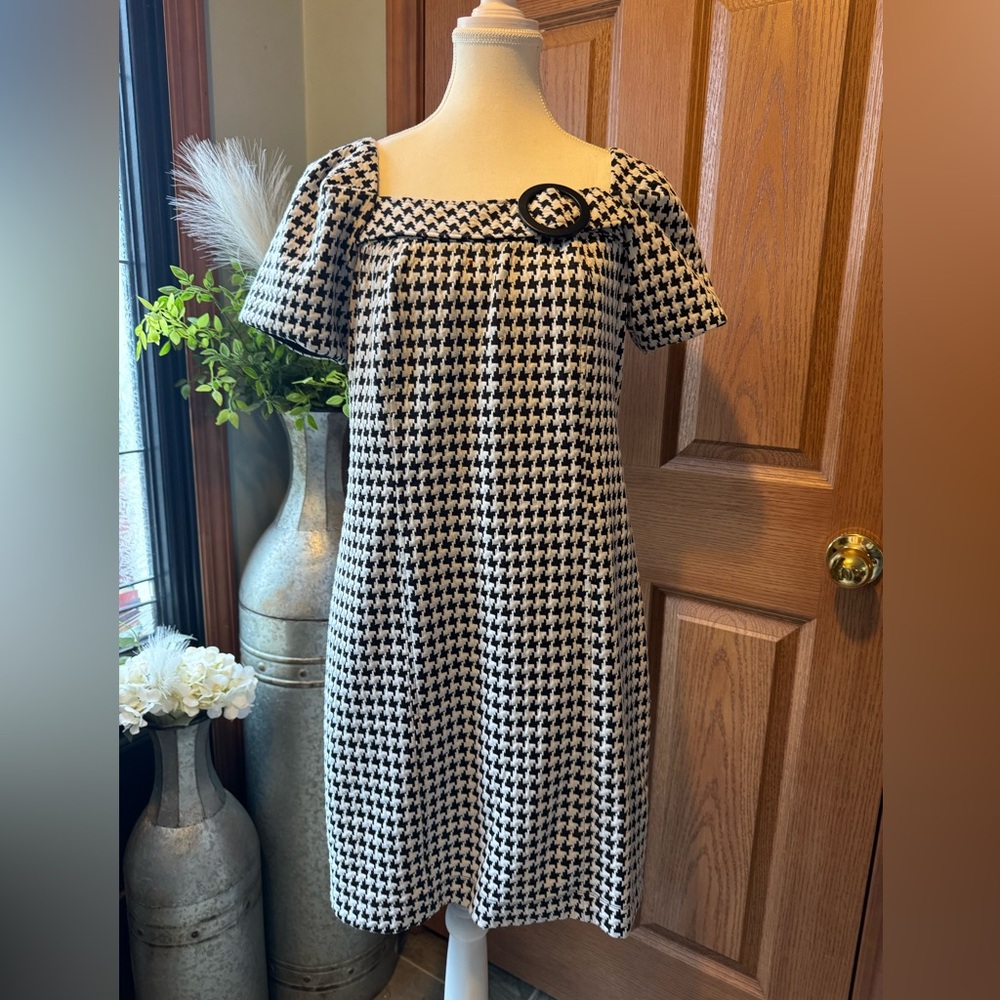 DRESS BARN Woman’s Size 10P Houndstooth Dress Sheath Pencil, Black & White. EUC - Picture 2 of 8